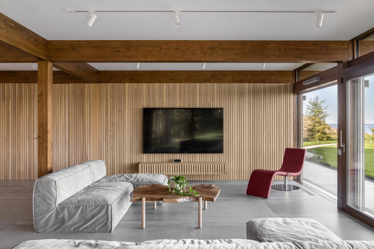 Wohnzimmer mit Sofa, rotem Stuhl und TV an der Wand