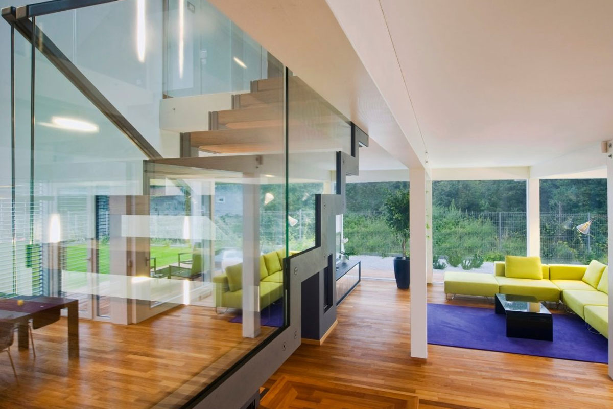 Wohnzimmeransicht und Glastreppe